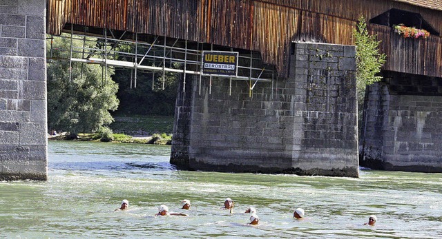 Dank der weien Badekappen sind die Sc...Mumpf treiben lassen, gut zu erkennen.  | Foto: Jrn Kerckhoff