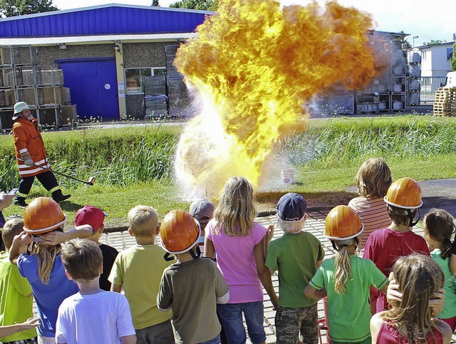 Beeindruckt von der Stichflamme: Kinder beim Ferienprogramm in Merdingen.  | Foto: Mario Schneberg