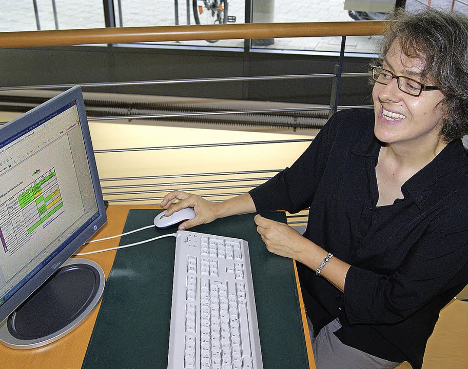Ausleihen übers Internet &#8211; auch ... deren Leiterin Juliane Blum  zeigt.    | Foto: M. Schopferer