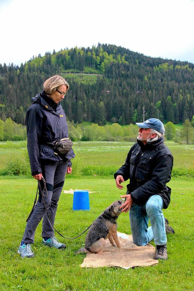 Hundetrainer Harry Meister erklrt  Frauchen,  wo&#8217;s hakt.   | Foto: Eva Korinth