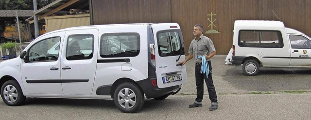 Der hintere Wagen mit dem Teninger Log...ktroauto der Gemeinde Teningen fahren.  | Foto: Janina Ruth