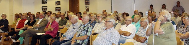 Eine interessierte Zuhrerschar hatte ...d Bauwerke an der oberen Wutach&quot;.  | Foto: Christa Maier