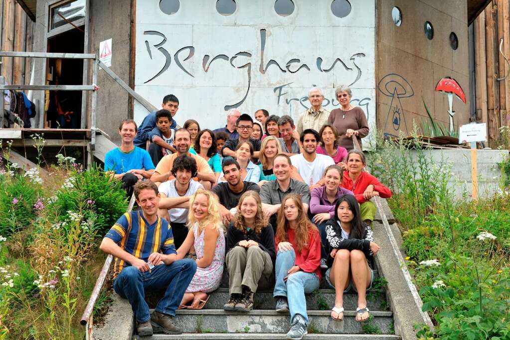 Jetzt ist neues Leben in das Haus eingekehrt: Die fleiigen Helfer des Service Civil International und die Mitglieder des Berghausvereins Freiburg arbeiten Hand in Hand...