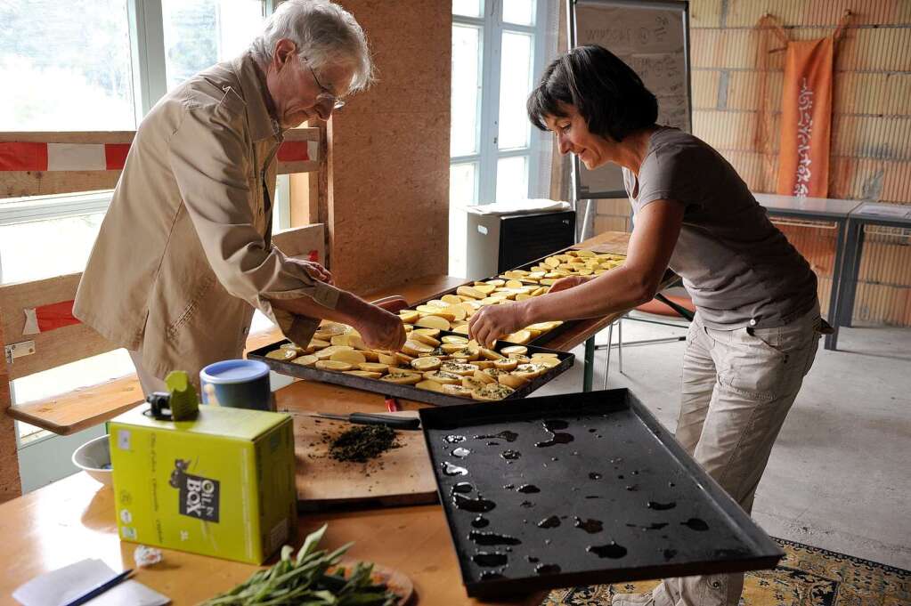 Das Berghaus hat bereits jetzt eine Allmende, einen Ort, der allen offen steht: Helfern, Besuchern und Untersttzern. Die Allmende lebt allein durch das Engagement vieler zum Nutzen vieler.