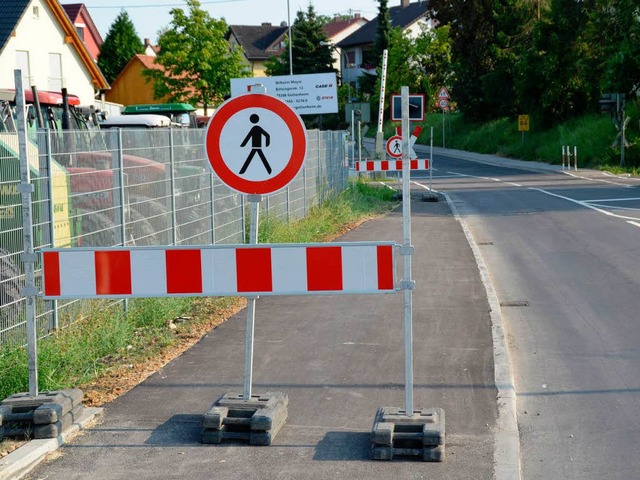 Gesperrt ist der neue Gehweg zwischen ...iell gar nicht als Radweg ausgewiesen.  | Foto: Manfred Frietsch