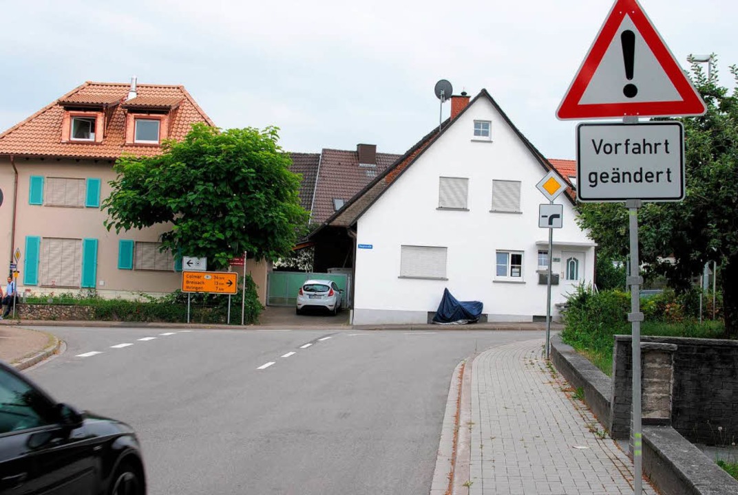Im Dorf wurde die Vorfahrt neu geregel...tskern (nach links) ist untergeordnet.  | Foto: Manfred Frietsch