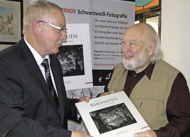 Fotograf Manfred Matzke (rechts) und V... im Reich der Silberweiden&#8220; vor.  | Foto: elisabeth saller