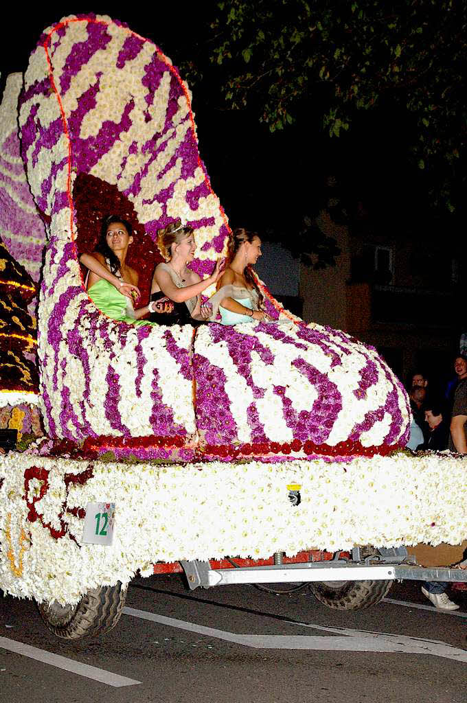 Auf dem zwlften und letzten Wagen winkten Miss Slestat Hloise Burgholzer und ihre Prinzessinnen dem Publikum zu.