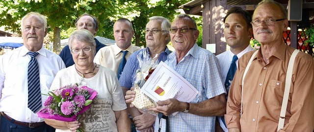 Gnter Wesch (links) und Knut Wagner (... der die Ehrung fr sie entgegen nahm.  | Foto: Martina Proprenter