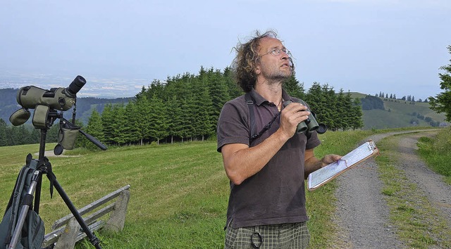 Frank Wichmann sucht in der Nhe des  ...n Himmel nach gefhrdeten Vgeln  ab.   | Foto: Gabriele Hennicke/dpa