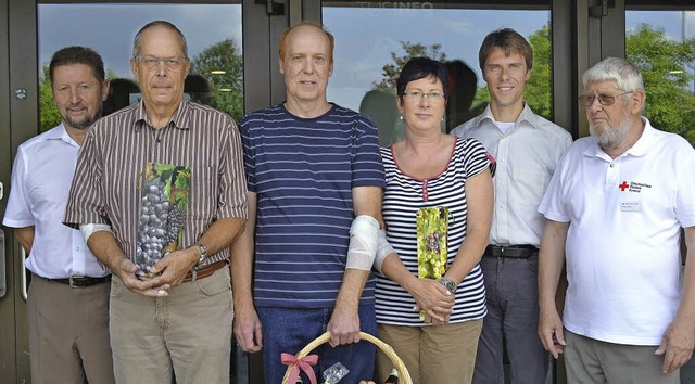 Treue Spender: Hans-Peter Rei von der... und Willy Junker (DRK- Vorsitzender)   | Foto: lisa geppert