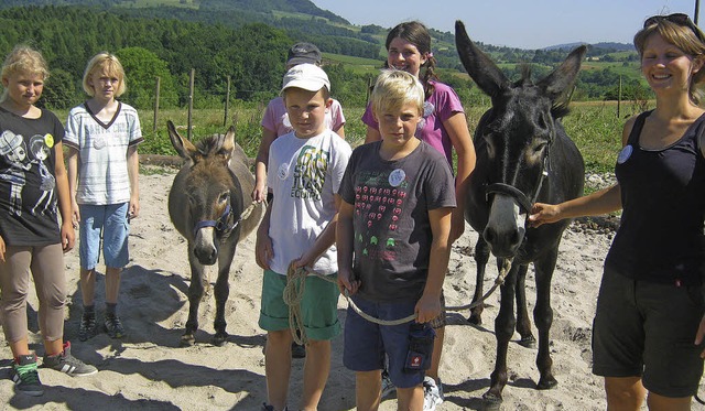 Sandplatz mit Aussicht: Die Eselinnen ...amen Besuch von Bollschweiler Kindern.  | Foto: Anne Freyer