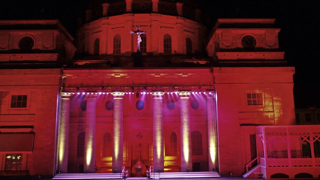 Rot wie das Feuer, dem er 1874 zum Opf...rahlt hier bei der Lichtprobe der Dom.  | Foto: Udo Ehrenfeuchter