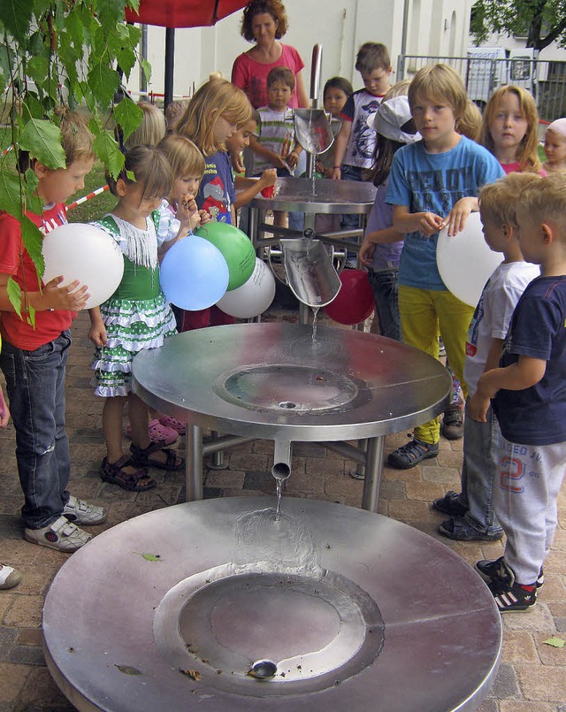 Brunnenschalen, die neue Attraktion im Kindergarten.   | Foto: Anne Freyer