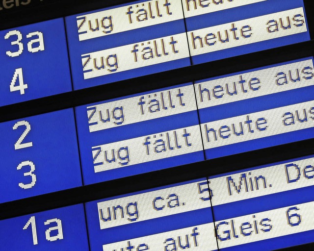 Tglich grt derzeit die Anzeigentafe...nz: &#8222;Zug fllt heute aus.&#8220;  | Foto: dpa