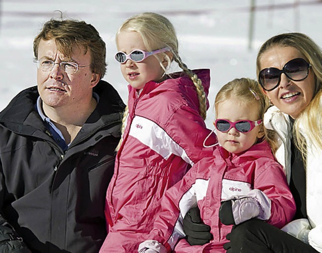 Prinz Friso mit seinen Tchtern Luana ... links), Zaria und seiner Frau Mabel    | Foto: dpa