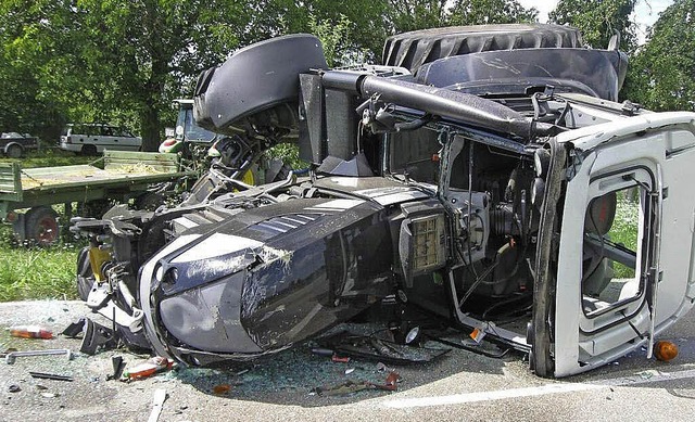 Ein Haufen Schrott ist von dem Traktor nach dem Unfall brig geblieben.  | Foto: Polizei