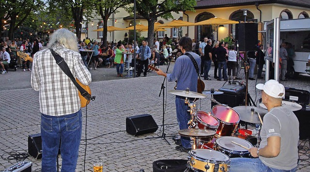Steven Bailey und seine Band spielten ...em alten Rathausplatz in Niederhausen.  | Foto: Jrg Schimanski