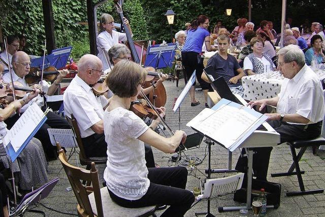 Walzer, Polkas und Mrsche im Gasthausgarten