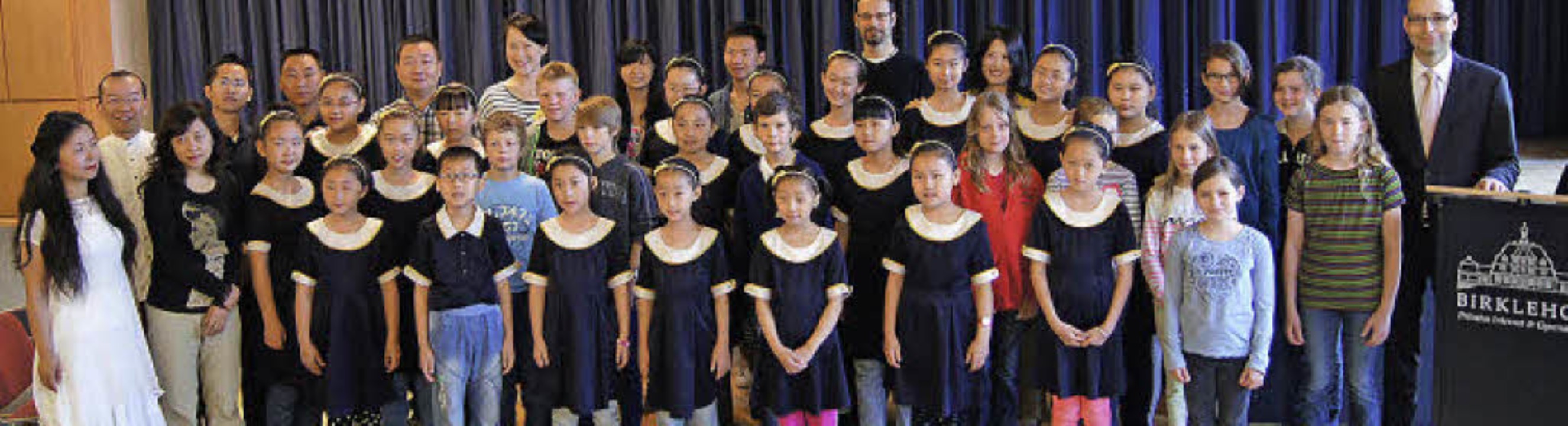 Was Gruppenfoto  auf chinesisch heißt?...ich der Mitte mit  Birklehofschülern.   | Foto: Birklehof