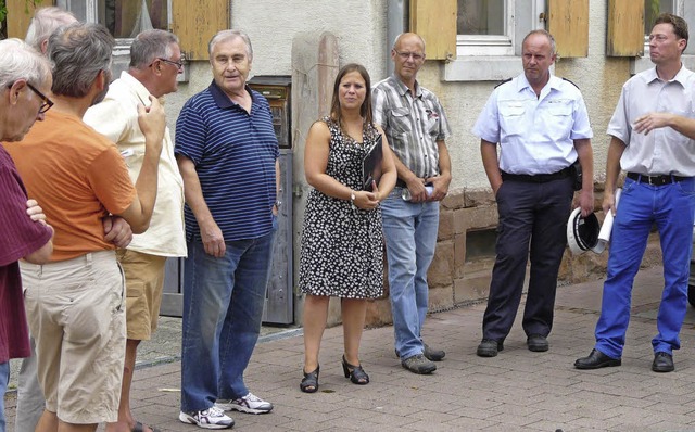 Lucia Vogt (Mitte) diskutiert mit Orts...gsmglichkeiten fr die Lindenstrae.   | Foto: reiner beschroner