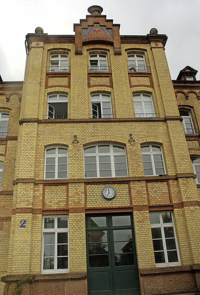 Die Backstein-Fassade mit Uhr in der Neumannstrae.  | Foto: Hofmann