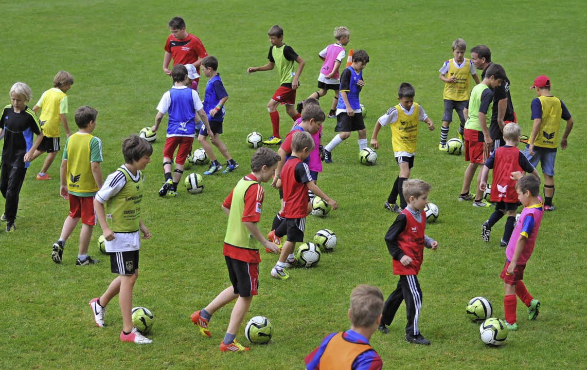 Zusätzliche Förderung der Nachwuchskicker wird in Fußballschulen angeboten.   | Foto: Promo