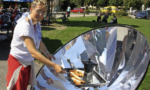 Messeorganisatorin Ellen Gemeinhardt b...enden von Tofu-Wrsten am Solargrill.   | Foto: Andreas Peikert