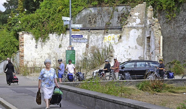 Der Bauzaun ist weg. Ein Jahr nach dem...rckstrae  ist das Gelnde planiert.   | Foto: Ingrid Bhm-Jacob