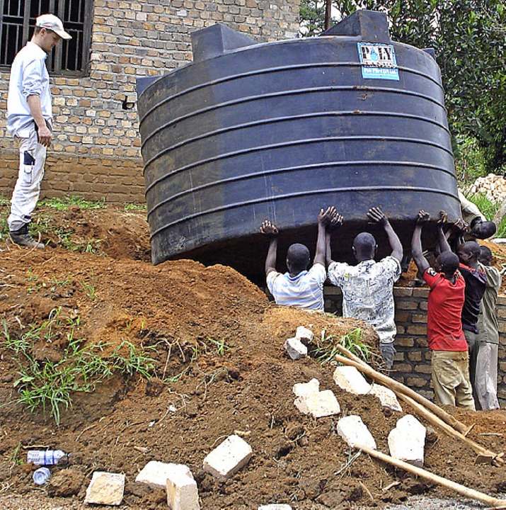 Für die Gartenbewässerung wurden  große  Regenwasserbehälter gebaut.  | Foto: privat