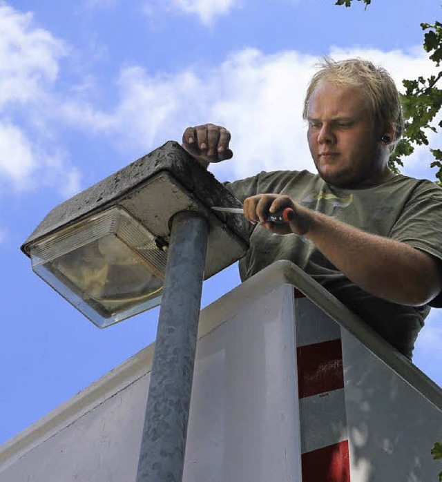 <ppp> </ppp>Sascha Krauser bauen die neuen LED-Lampen ein.   | Foto: Michael Saurer