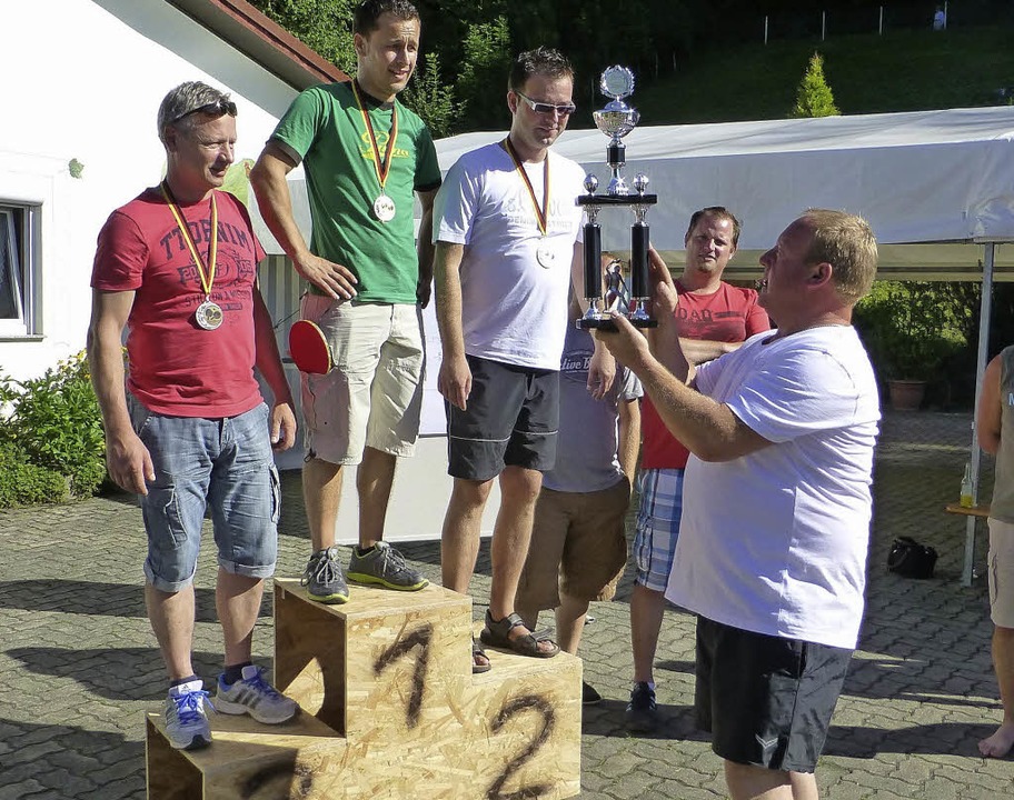 Vorsitzender Andreas Asal überreicht d...2. Platz, links Bernd Boll, 3. Platz.   | Foto: Vera Winter