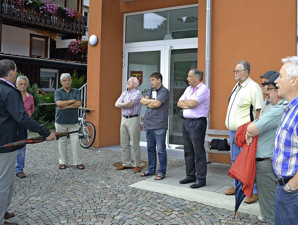 Ortsvorsteher Klaus Wetzel ( links ) i...de Zell über die Probleme in Mambach.   | Foto: ZVG