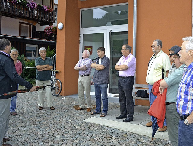 Ortsvorsteher Klaus Wetzel ( links ) i...de Zell ber die Probleme in Mambach.   | Foto: ZVG