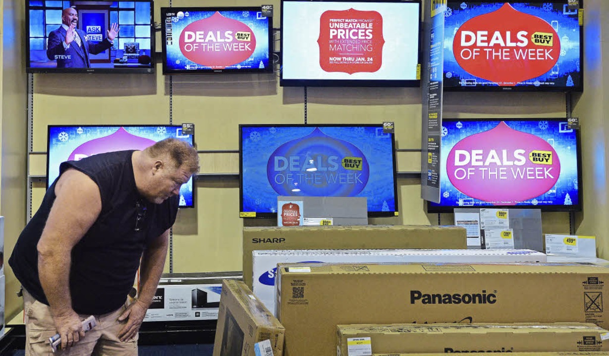 Genau hingeschaut: Ein Verbraucher suc...ndesstaat Texas einen neuen Fernseher.  | Foto: dpa