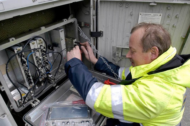 Umrsten: Arbeiten an einem Schaltkasten von Kabel BW in Freiburg.   | Foto: dpa