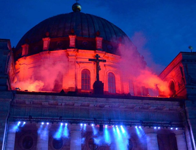 Der Dom brennt, die Kuppel strzt ein.  | Foto: Sebastian Barthmes