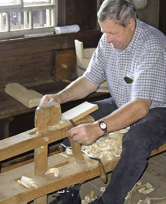 Altes Holzhandwerk steht beim Holzschneflertag in Bernau im Mittelpunkt.   | Foto: Ulrike Spiegelhalter