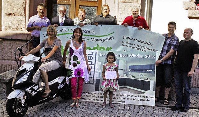 Die Gewinner: Irma Schmieder freut sic...ten 3. von links) ber die Einbaukche  | Foto: Karin Hei