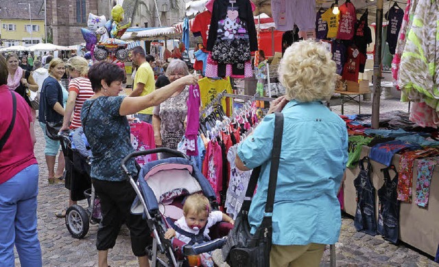 Das breite Angebot beim Endinger Jahrm...eder viele Neugierige in die Altstadt.  | Foto: Hlter-hassler