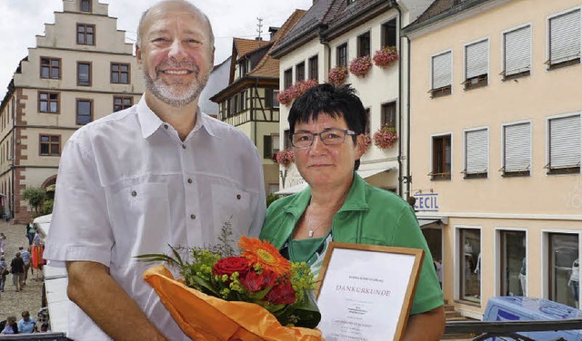 Seit 40 Jahren  zuverlssig und loyal:...oachim Schwarz ehrt Elisabeth Strudel.  | Foto: Christel Hlter-hassler