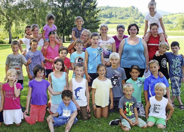 Kinder der Tagesfreizeit beim Hundespo...adine Schlke (hinten 3. von rechts).   | Foto: horst david