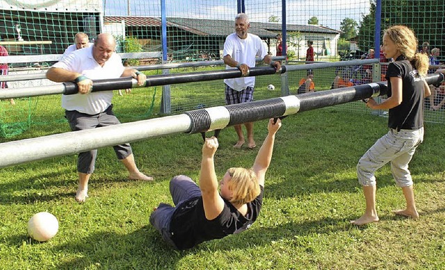 Beim Riesenkicker-Tunier war voller Einsatz bei Weiblein und Mnnlein gefragt.  | Foto: Corina Lorber