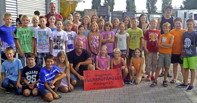 Die Guggenmusik &#8222;Vulkanspngler&...r Sommerferienprogramms einen Kinotag.  | Foto: privat