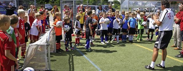DFB-Sttzpunkttrainer Peter Brosi (rec...rsteht es,  die Kinder zu begeistern.   | Foto: Hans-Jochen Kpper