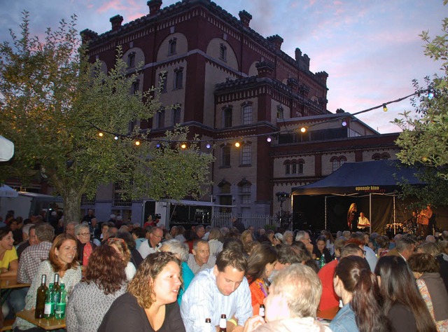 Zum Open Air Kino im schweizerischen R...Feiern in besonderer Atmosphre dazu.   | Foto: Petra Wunderle