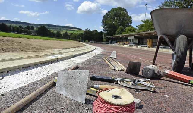 Baustelle Grttparkstadion:  Laufbahns.... Die neue Bahnumrundung ist gesetzt.   | Foto: N. Trenz