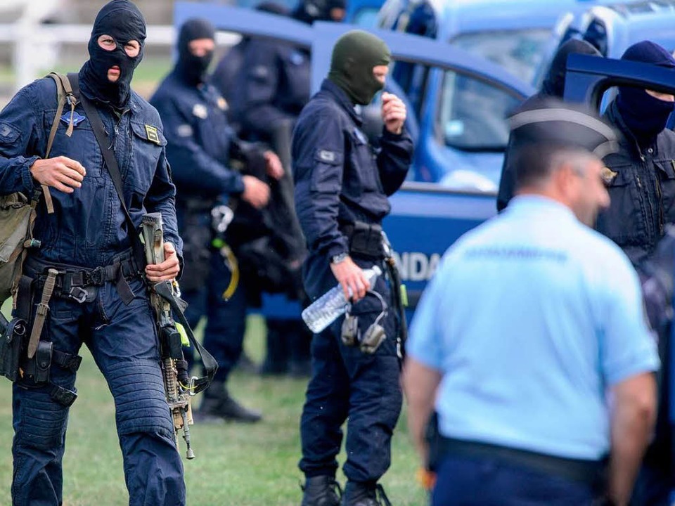 Rund 20 Spezialeinsatzkräfte aus Dijon...ubschraubern nach Ensisheim geflogen.   | Foto: AFP