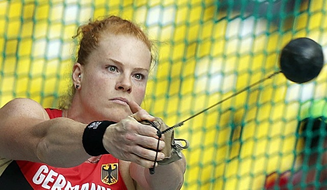 Nebst  ihrem  Hammer  aus  dem WM-Wettbewerb geflogen: Betty Heidler   | Foto: AFP