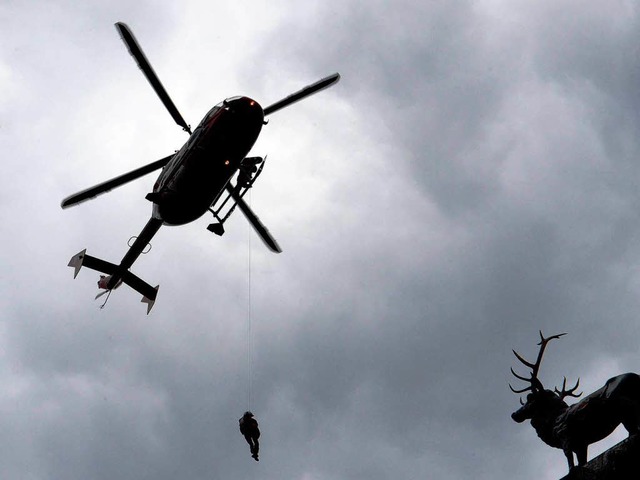 Der schweizerische Rettungshubschraube...stelle in der Nhe des Hirschsprungs.   | Foto: dpa/Patrick Seeger